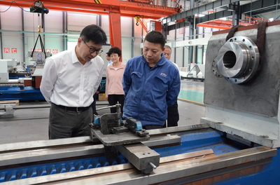 甘肅省委常委、副省長張錦剛在星火機床公司調研