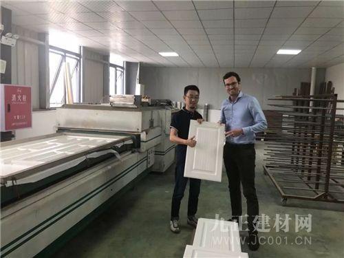 依威全屋定制整裝材料歐洲供應(yīng)商參觀工廠，技術(shù)轉(zhuǎn)讓開啟新篇章